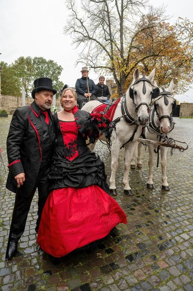 Brautpaar vor Kutsche im Schloss Broich